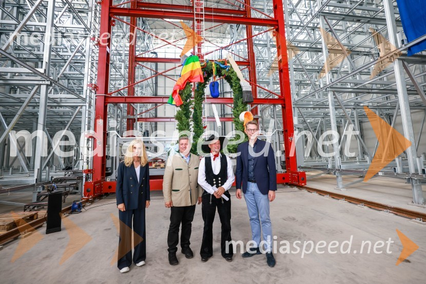  Doris Lackerbauer, vodja deželnega gradbenega urada Rosenheim;  Christian Bemreiter, bavarski deželni minister za bivanje, gradnjo in promet;  ... ;  Markus Blume, bavarski deželni minister za znanost in umetnostSlovenski Riko do novega poslovnega mejnika v Nemčiji