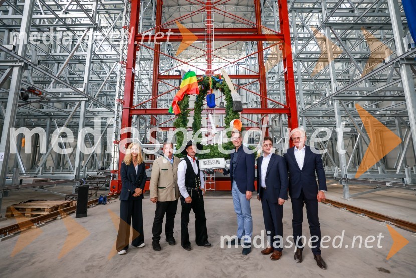  Doris Lackerbauer, vodja deželnega gradbenega urada Rosenheim;  Christian Bemreiter, bavarski deželni minister za bivanje, gradnjo in promet;  ... ;  Markus Blume, bavarski deželni minister za znanost in umetnost;  Serge Domy, direktor bavarske opere;  Janez  Škrabec, direktor Riko d.o.o.Slovenski Riko do novega poslovnega mejnika v Nemčiji