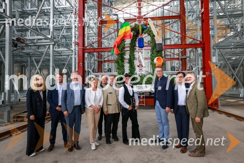  Doris Lackerbauer, vodja deželnega gradbenega urada Rosenheim;  ... ;  Thomas Stark, župan, Poing občina v Nemčiji;  ... ;  ... ;  Christian Bemreiter, bavarski deželni minister za bivanje, gradnjo in promet;  ... ;  Markus Blume, bavarski deželni minister za znanost in umetnost;  Serge Domy, direktor bavarske opere;  ... Slovenski Riko do novega poslovnega mejnika v Nemčiji