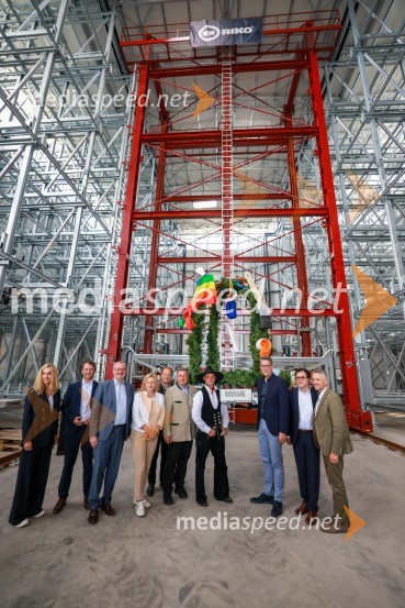  Doris Lackerbauer, vodja deželnega gradbenega urada Rosenheim;  ... ;  Thomas Stark, župan, Poing občina v Nemčiji;  ... ;  ... ;  Christian Bemreiter, bavarski deželni minister za bivanje, gradnjo in promet;  ... ;  Markus Blume, bavarski deželni minister za znanost in umetnost;  Serge Domy, direktor bavarske opere;  ... Slovenski Riko do novega poslovnega mejnika v Nemčiji