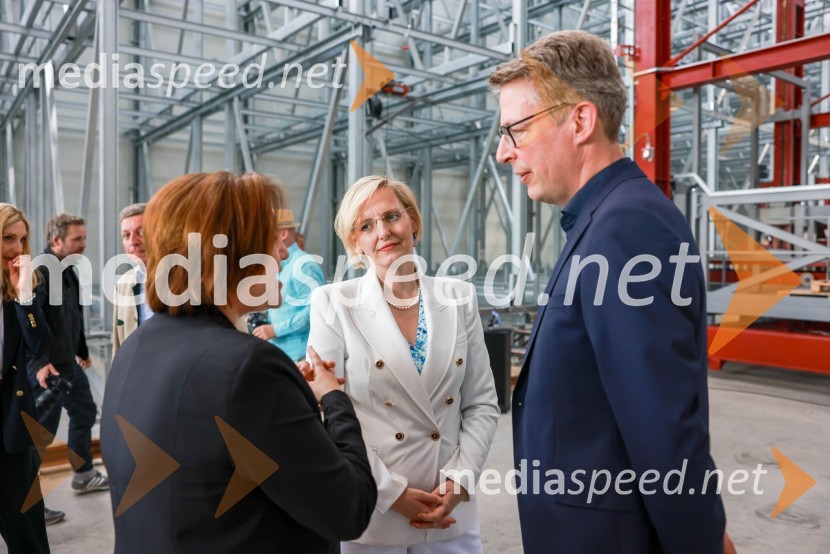  Ana Polak Petrič, slovenska veleposlanica v Nemčiji;  Maša Šiftar, generalna konzulka v Münchnu;  Markus Blume, bavarski deželni minister za znanost in umetnostSlovenski Riko do novega poslovnega mejnika v Nemčiji