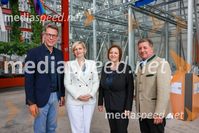  Markus Blume, bavarski deželni minister za znanost in umetnost;  Maša Šiftar, generalna konzulka v Münchnu;  Ana Polak Petrič, slovenska veleposlanica v Nemčiji;  Christian Bemreiter, bavarski deželni minister za bivanje, gradnjo in prometSlovenski Riko do novega poslovnega mejnika v Nemčiji