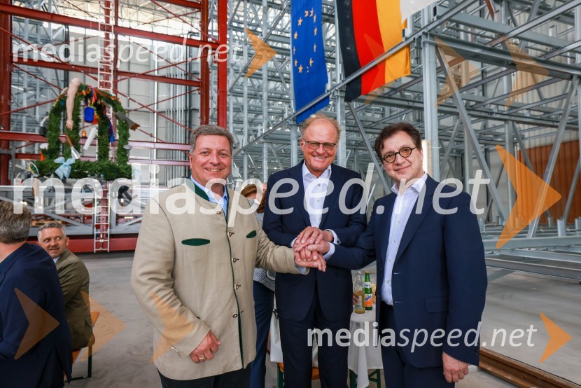  Christian Bemreiter, bavarski deželni minister za bivanje, gradnjo in promet;  Janez  Škrabec, direktor Riko d.o.o.;  Serge Domy, direktor bavarske opereSlovenski Riko do novega poslovnega mejnika v Nemčiji