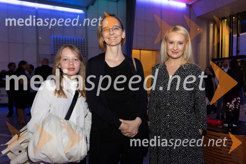  ... ;  ... ;  Tina Šrot, novinarka uredništva oddaj o kulturi na TVS1. Mednarodni baletni festival Plesne noči, slavnostna otvoritev