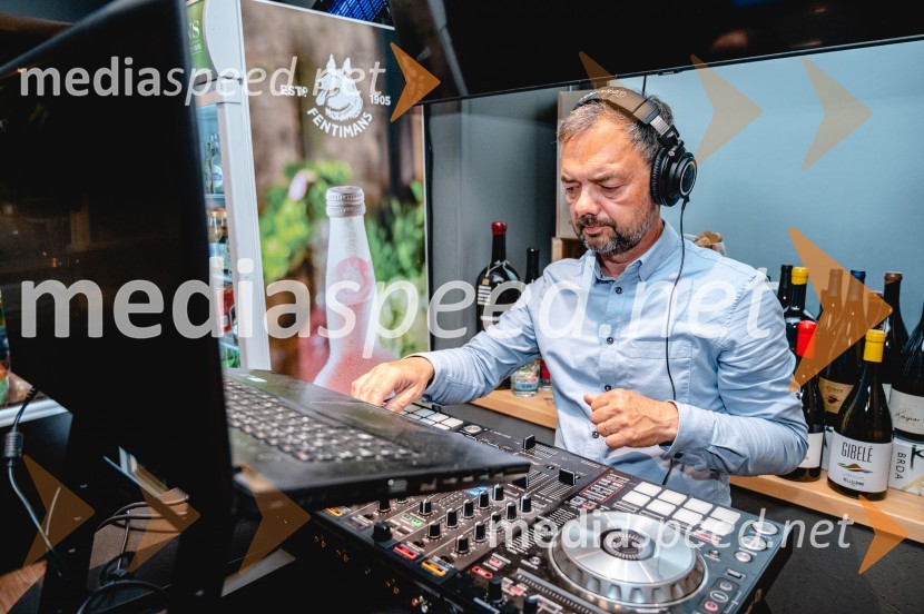  Sandi Križanič, glasbeni urednik, Radio City2. obletnica vinoteke Deliz