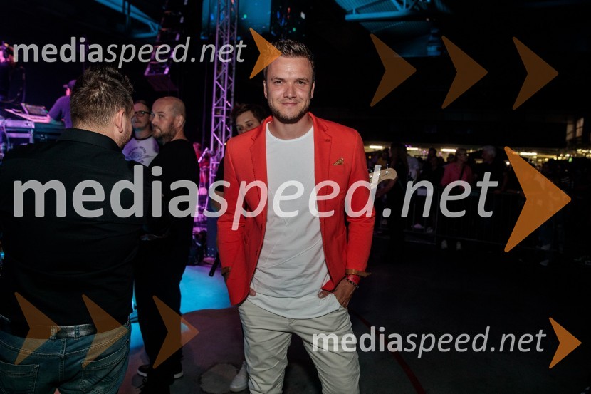  Luka Basi, pevecStopimo skUPAJ za Urbana, dobrodelni koncert