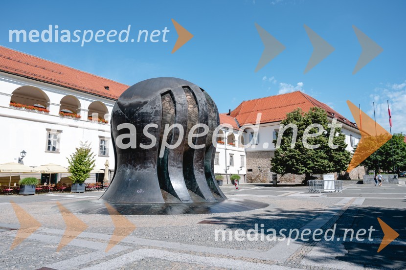 Trg Svobode Maribor, Kojak Maribor, Pokrajinski muzej Maribor, Mariborski grad, Arkade mariborskega gradu, Kodžak Maribor, Spomenik NOB Maribor, kipar Slavko Tihec 1975Poletni utrinki iz štajerske prestolnice