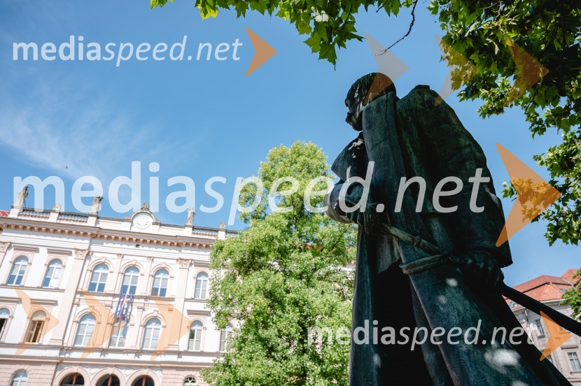 Trg generala Maistra Maribor, Prva gimnazija Maribor, General Maister, Spomenik Rudolfu Maistru, kiparka Vlasta Zorko TihecPoletni utrinki iz štajerske prestolnice