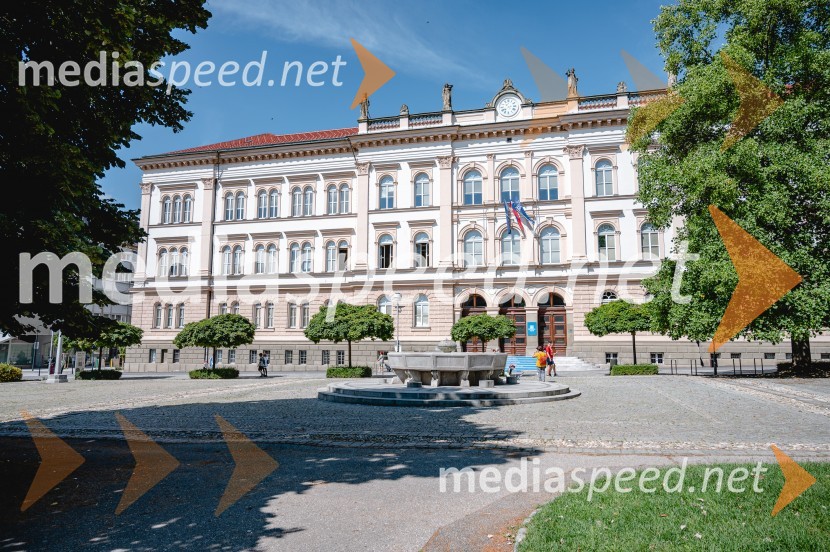 Trg generala Maistra, Prva gimnazija Maribor, Fontana, kipar Milan ČernigojPoletni utrinki iz štajerske prestolnice