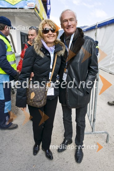 Janez Pergar, predsednik upravnega odbora podjetja Kompas d.d. in njegova soproga Nevenka Črešnar Pergar, lastnica in direktorica podjetja NP ConsultingFinale svetovnega pokala v smučarskih skokih v Planici 2009, sobota