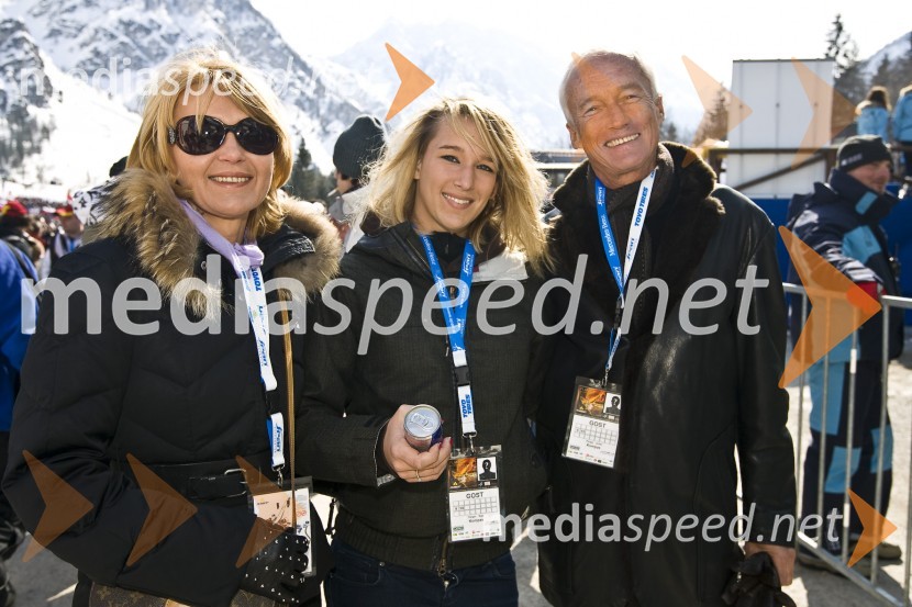Janez Pergar, predsednik upravnega odbora podjetja Kompas d.d. in njegova soproga Nevenka Črešnar Pergar, lastnica in direktorica podjetja NP Consulting ter njuna hčerka KajaFinale svetovnega pokala v smučarskih skokih v Planici 2009, sobota