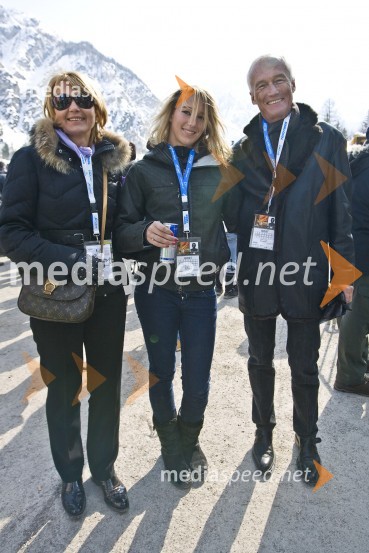 Janez Pergar, predsednik upravnega odbora podjetja Kompas d.d. in njegova soproga Nevenka Črešnar Pergar, lastnica in direktorica podjetja NP Consulting s hčerko Kajo
	Finale svetovnega pokala v smučarskih skokih v Planici 2009, sobota