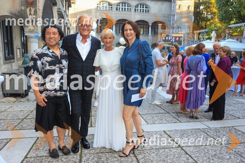  Tosh Kojima, izvršni producent;  Janez  Škrabec, direktor Riko d.o.o.;  Sonja Poljanšek Škrabec, lastnica Welness centra Sunny;  Nina Kojima, bivša dopisnica RTV v Združenem Kraljestvu, režiserka in producentka60 let uspešnega podjetnika Janeza Škrabca