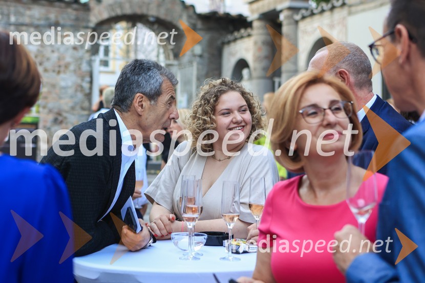  Stojan Petrič, nekdanji predsednik uprave družbe FMR;  ... ; mag. Vojka  Ravbar, namestnica glavnega izvršnega direktorja banke SKB60 let uspešnega podjetnika Janeza Škrabca