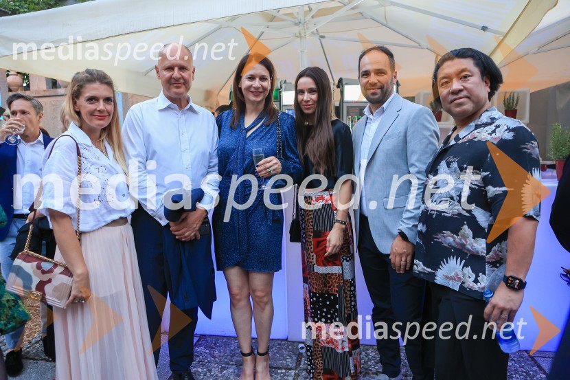  Maša Klun;  Staš Škrabec, Riko d.o.o.;  Nina Kojima, bivša dopisnica RTV v Združenem Kraljestvu, režiserka in producentka;  Maruša Šeme, vodja projektov, Riko;  ... ;  Tosh Kojima, izvršni producent60 let uspešnega podjetnika Janeza Škrabca