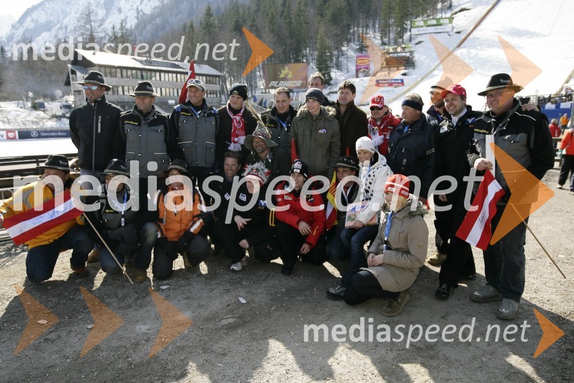 Thomas Morgenstern in Wolfgang Loitzl, avstrijska smučarska skakalca z navijačiFinale svetovnega pokala v smučarskih skokih v Planici 2009, sobota