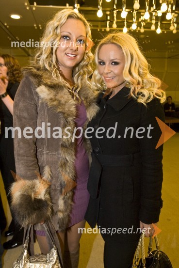 Špela Grošelj, pevka skupine Atomik Harmonik s prijateljicoMoški&ženske.com, premiera komedije