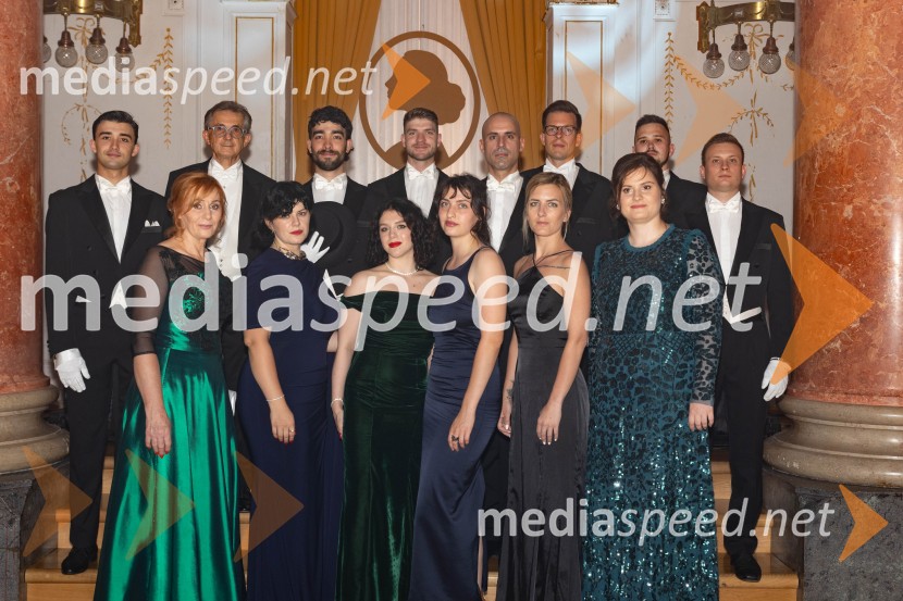  Uroš Lazić, član protokola;  Biserka Križan;  Franci Križan, organizator Aninega plesa;  Urša Jager;  Miloš Lazić, član protokola;  Zala Jager;  Aljaž Planinšek, član protokola;  Ela Tišma;  Silvo Katalenič, član protokola;  Kim  Gomilšek;  Jakob Cvetko, član protokola;  Tomaž Plavčak, član protokola;  Maja Marija Križan, vodja prireditve Anin ples;  Andraž Kranjc, član protokolaAnin ples, unikatnost, dovršenost in dobrodelno poslanstvo z 200 letno tradicijo