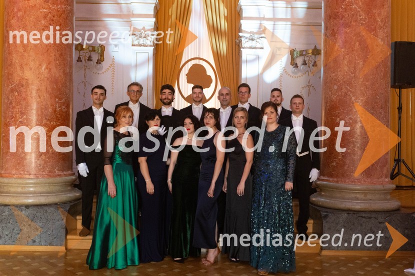  Uroš Lazić, član protokola;  Biserka Križan;  Franci Križan, organizator Aninega plesa;  Urša Jager, vodja prireditve Anin ples;  Miloš Lazić, član protokola;  Zala Jager;  Aljaž Planinšek, član protokola;  Ela Tišma;  Silvo Katalenič, član protokola;  Kim  Gomilšek;  Jakob Cvetko, član protokola;  Tomaž Plavčak, član protokola;  Maja Marija Križan, vodja prireditve Anin ples;  Andraž Kranjc, član protokolaAnin ples, unikatnost, dovršenost in dobrodelno poslanstvo z 200 letno tradicijo