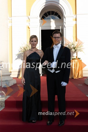  Kim  Gomilšek;  Jakob Cvetko, član protokolaAnin ples, unikatnost, dovršenost in dobrodelno poslanstvo z 200 letno tradicijo