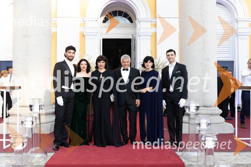  Miloš Lazić, član protokola;  Zala Jager;  Leonida Jager;  Aleš Jager, Jagros d. o. o..;  Urša Jager;  Uroš Lazić, član protokolaAnin ples, unikatnost, dovršenost in dobrodelno poslanstvo z 200 letno tradicijo