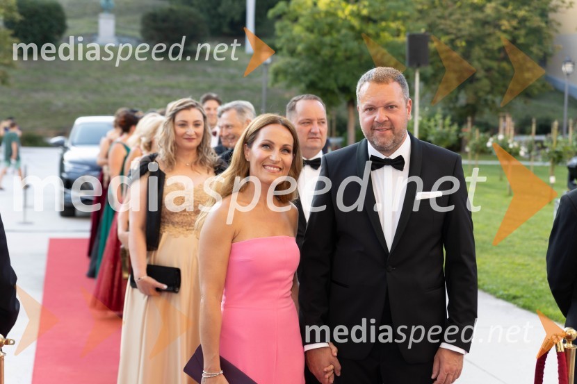  Tjaša  Čarman, odvetnica;  Gašper Čarman, direktor eVinoAnin ples, unikatnost, dovršenost in dobrodelno poslanstvo z 200 letno tradicijo