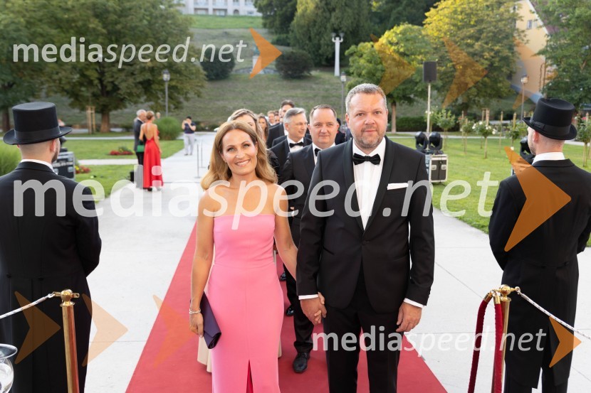  Tjaša  Čarman, odvetnica;  Gašper Čarman, direktor eVinoAnin ples, unikatnost, dovršenost in dobrodelno poslanstvo z 200 letno tradicijo