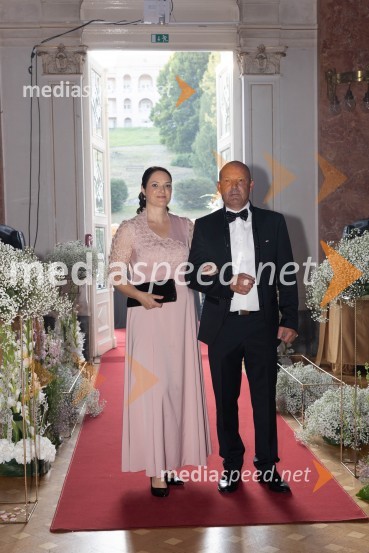  Janja  Šmid Vauhnik, dr. med., specialistka dermatovenerologije;  Borut VauhnikAnin ples, unikatnost, dovršenost in dobrodelno poslanstvo z 200 letno tradicijo