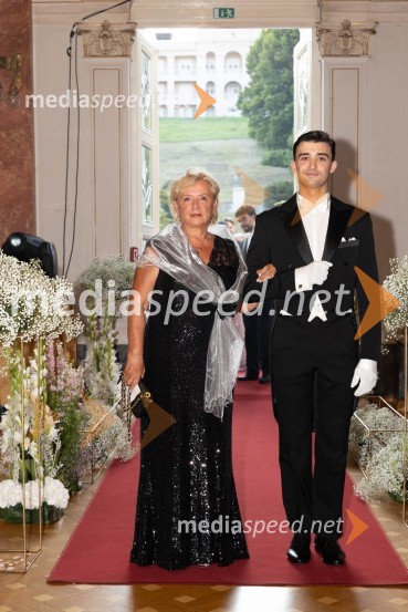  Majda  Bitenc Menart, direktorica, Cordia d.o.o. ;  Uroš Lazić, član protokolaAnin ples, unikatnost, dovršenost in dobrodelno poslanstvo z 200 letno tradicijo