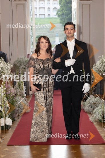  Urša  Drofenik, modna oblikovalka;  ... Anin ples, unikatnost, dovršenost in dobrodelno poslanstvo z 200 letno tradicijo