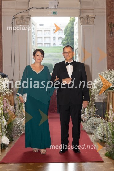  Renata Jager, Jagros d.o.o.;  Boštjan Jager, Jagros d.o.o.Anin ples, unikatnost, dovršenost in dobrodelno poslanstvo z 200 letno tradicijo