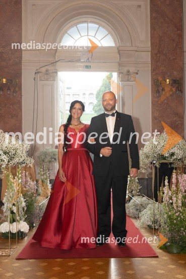  Brigita Gorjup;  Boštjan Gorjup, direktor podjetja BSH Hišni aparati NazarjeAnin ples, unikatnost, dovršenost in dobrodelno poslanstvo z 200 letno tradicijo