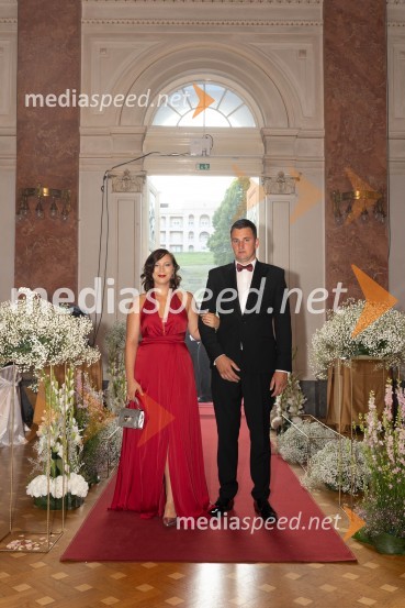  Laura Bartelj, violinistka;  Alec KovšeAnin ples, unikatnost, dovršenost in dobrodelno poslanstvo z 200 letno tradicijo