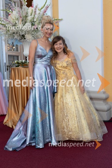  Mojca Krajnc	;  Evelin  Greblo, harfistka Anin ples, unikatnost, dovršenost in dobrodelno poslanstvo z 200 letno tradicijo