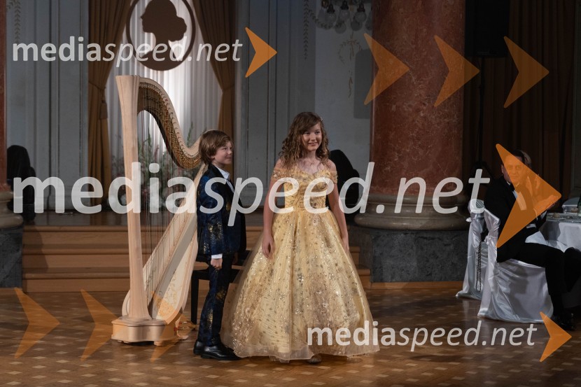  Valerij Greblo;  Evelin  Greblo, harfistka Anin ples, unikatnost, dovršenost in dobrodelno poslanstvo z 200 letno tradicijo