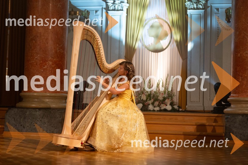  Evelin  Greblo, harfistka Anin ples, unikatnost, dovršenost in dobrodelno poslanstvo z 200 letno tradicijo