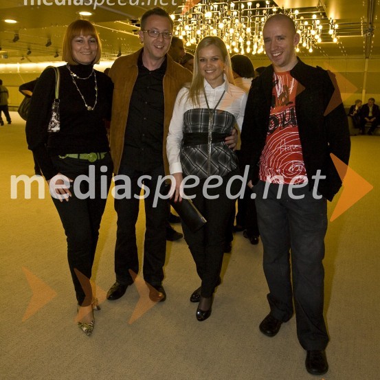 Robert Pečnik - Pečo, voditelj na Radiu Hit, njegova žena Alja, Špela Močnik, moderatorka jutranjega programa Radia Hit in Matjaž Lovše - Pikec, moderator jutranjega programa Radia HitMoški&ženske.com, premiera komedije