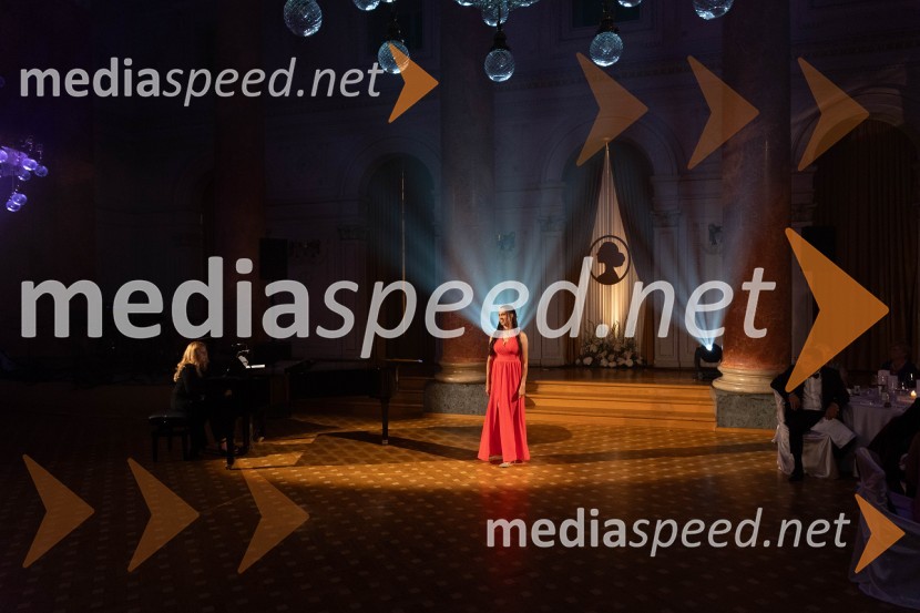  Mojca Bitenc, operna pevkaAnin ples, unikatnost, dovršenost in dobrodelno poslanstvo z 200 letno tradicijo