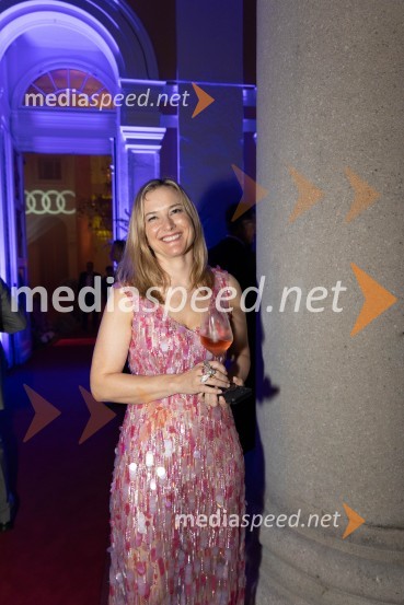  Jasmina ČetrtičAnin ples, unikatnost, dovršenost in dobrodelno poslanstvo z 200 letno tradicijo