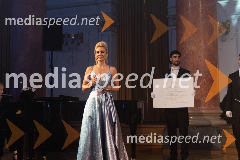  Mojca Krajnc	Anin ples, unikatnost, dovršenost in dobrodelno poslanstvo z 200 letno tradicijo