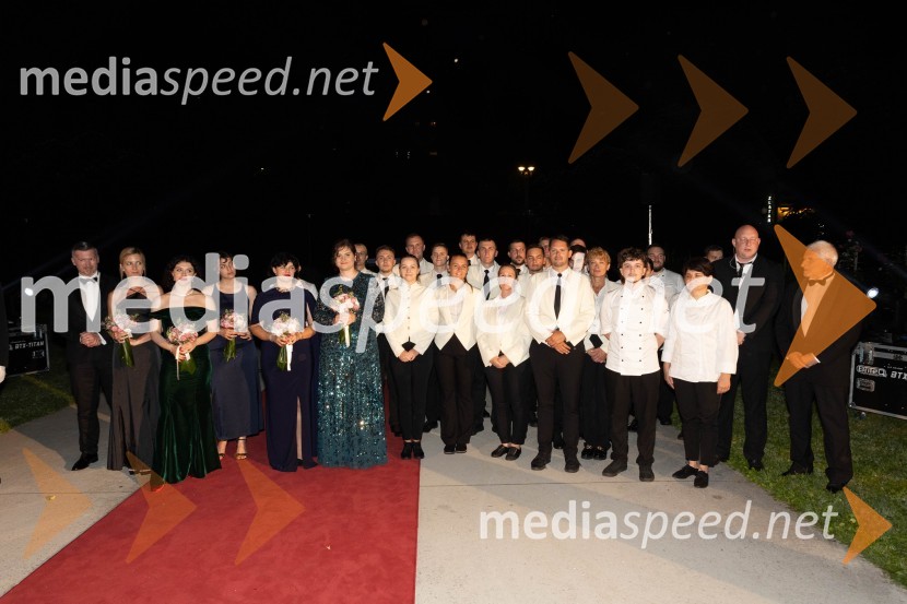  Kim  Gomilšek;  Zala Jager;  Ela Tišma;  Urša Jager;  Maja Marija Križan, vodja prireditve Anin plesAnin ples, unikatnost, dovršenost in dobrodelno poslanstvo z 200 letno tradicijo