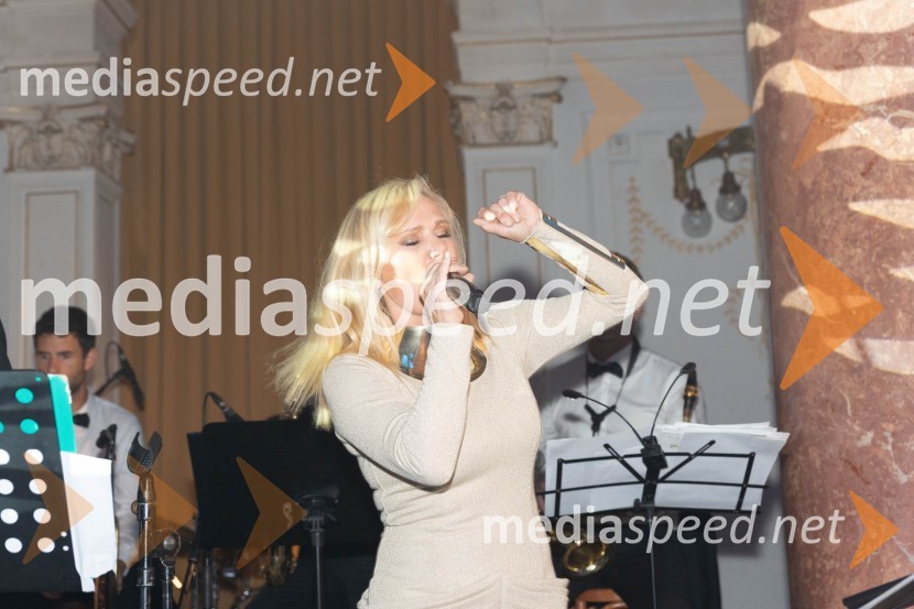  Nuša Derenda, pevkaAnin ples, unikatnost, dovršenost in dobrodelno poslanstvo z 200 letno tradicijo