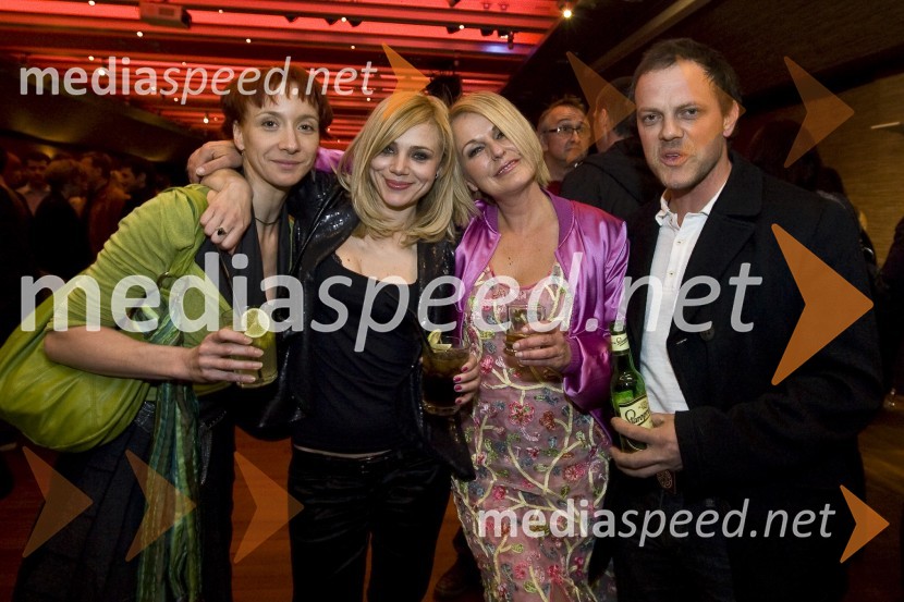 Mojca Funkl, Katarina Čas in Zvezdana Mlakar z možemMoški&ženske.com, premiera komedije