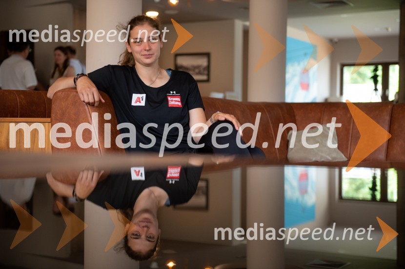  Anja Šešum, kineziologinjaAvstrijska ženska smučarska reprezentanca na kondicijskih pripravah v Mariboru