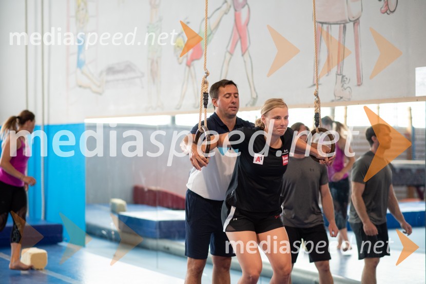  Elisabeth Reisinger, alpska smučarka;  ... Avstrijska ženska smučarska reprezentanca na kondicijskih pripravah v Mariboru