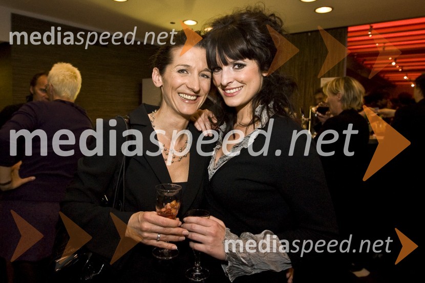 Betka Šuhel in Ana DolinarMoški&ženske.com, premiera komedije