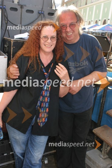 Neca Falk, pevka in Drago Sodja Čupi, predsednik društva Ezl ek in oče Janje SodjaEzl ek srečanje