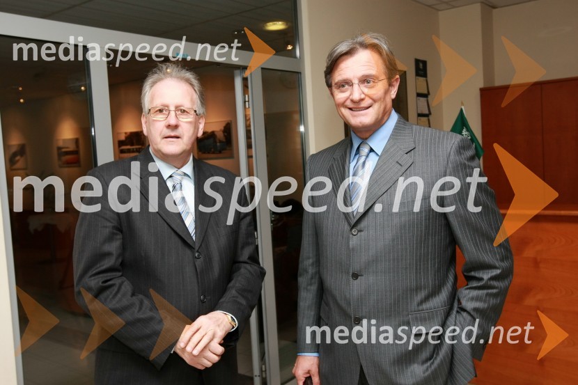 Dr. Milan Švajger, direktor podjetja Sistemska tehnika d.o.o., in Zdenko Pavček, predsednik upravnega odbora Skupine Viator&VektorPodpis pogodbe o dobavi avtobusov v Savdsko Arabijo