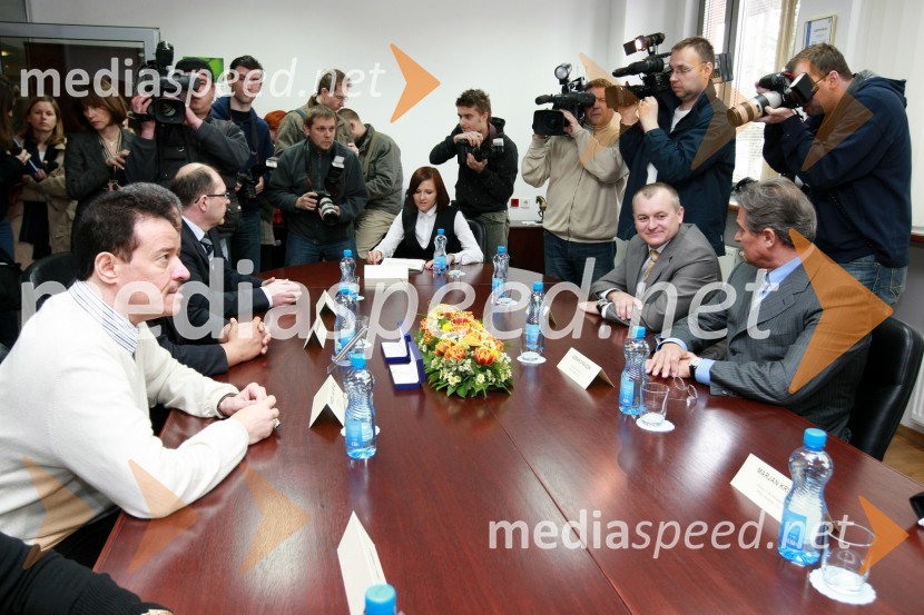 Novinarska konferencaPodpis pogodbe o dobavi avtobusov v Savdsko Arabijo