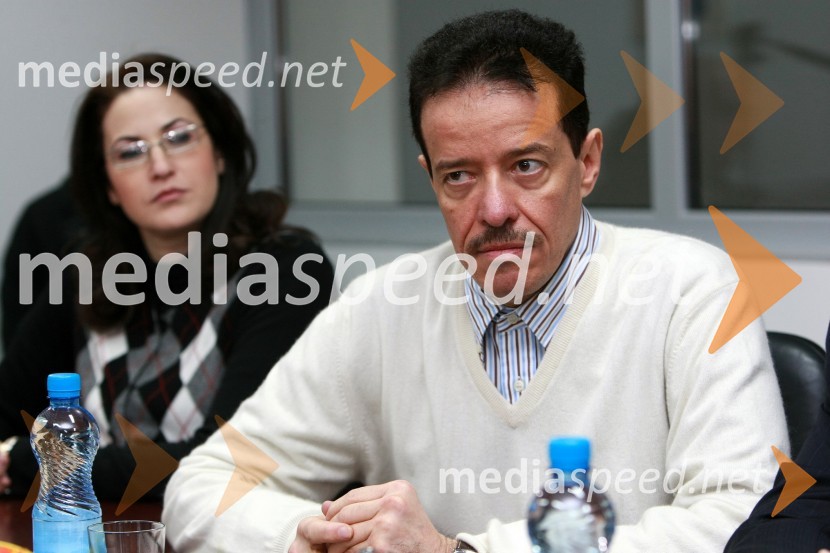 Fared J. Al Harazi, direktor korporacije Al AmadPodpis pogodbe o dobavi avtobusov v Savdsko Arabijo